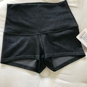 Lululemon boogie shorts size 4 black snakeskin